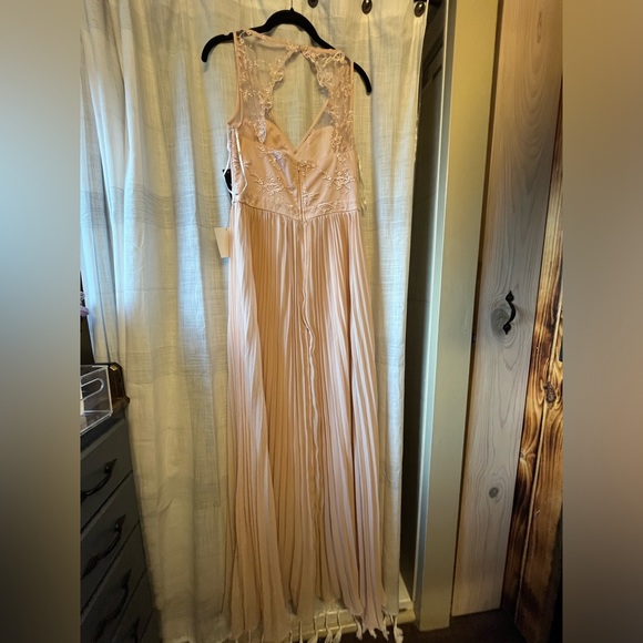 Petals and Pleats Blush Pink Lace Pleated Maxi Dress
Lulus Small Bridesmaid Prom - Picture 11 of 14